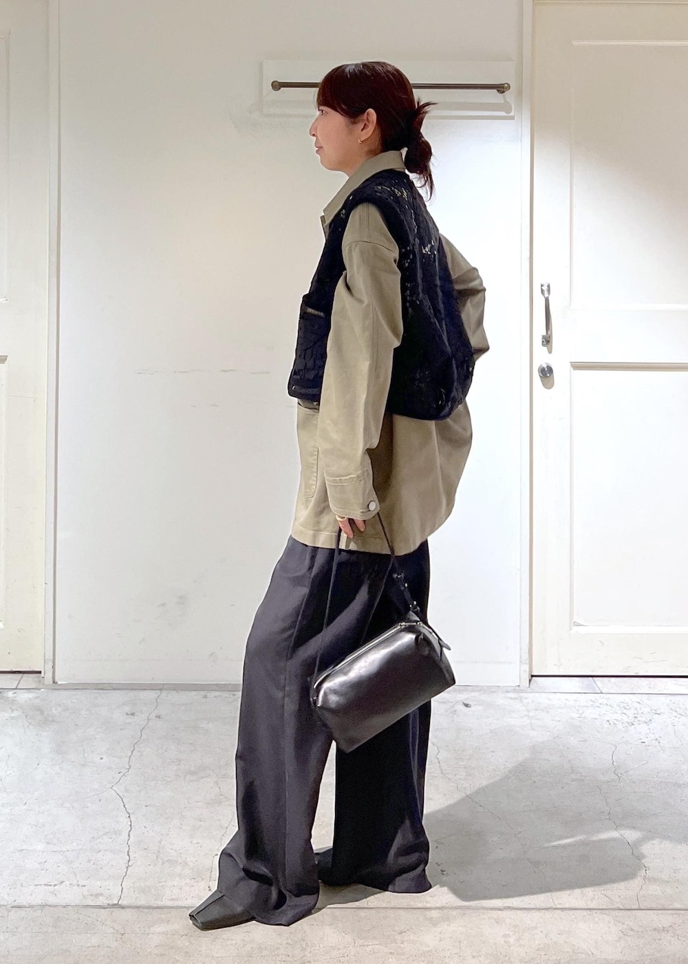 ブラック系のショルダーバッグ、ブラック系のその他シューズ、ブラック系のその他パンツを着用したレディースの春コーディネートの4枚目の写真