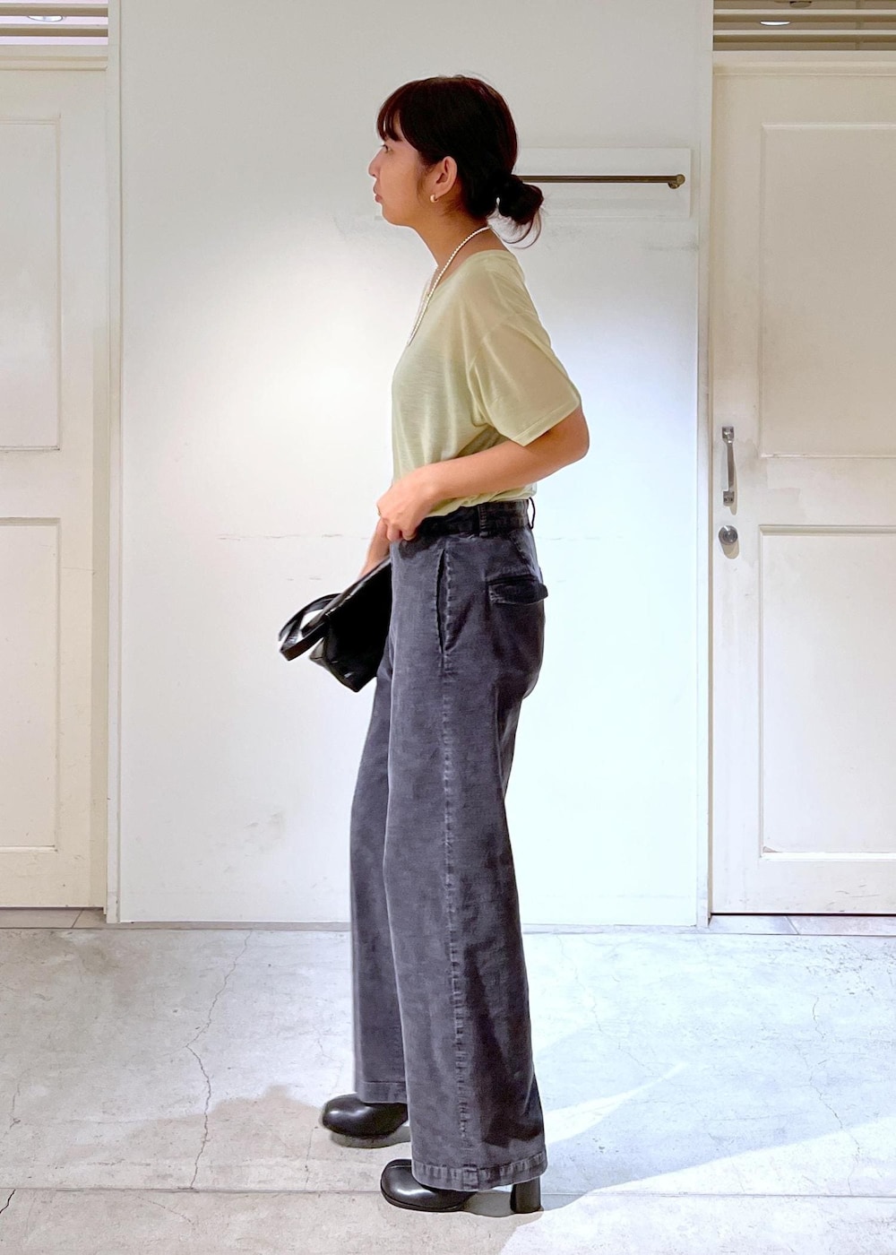 グレー系のその他パンツ、ブラック系のショルダーバッグ、ブラック系のブーツを着用したレディースの夏コーディネートの3枚目の写真