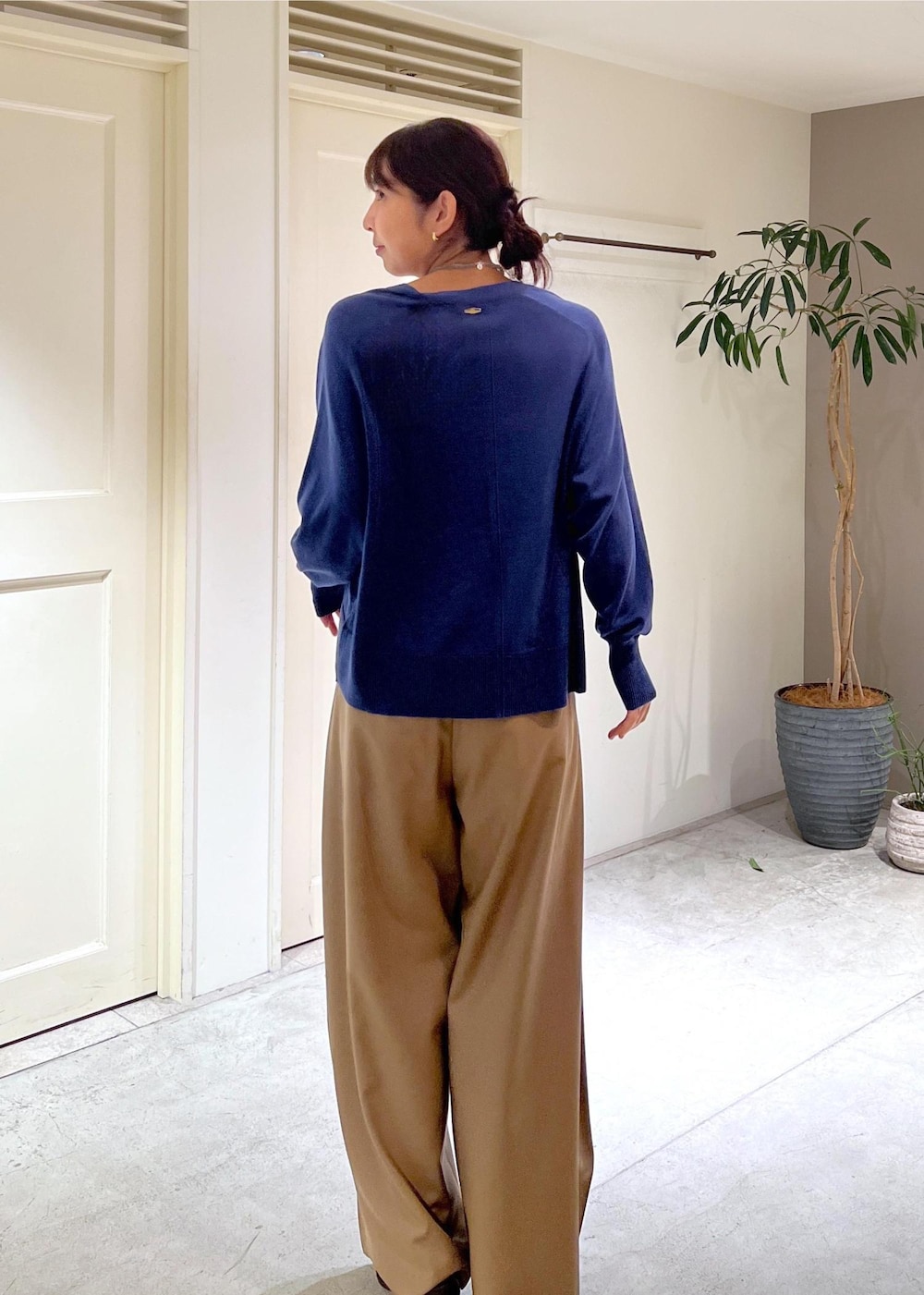ベージュ系のその他パンツ、ブルー系のカーディガン/ボレロ、ブラウン系のその他シューズを着用したレディースの秋コーディネートの4枚目の写真