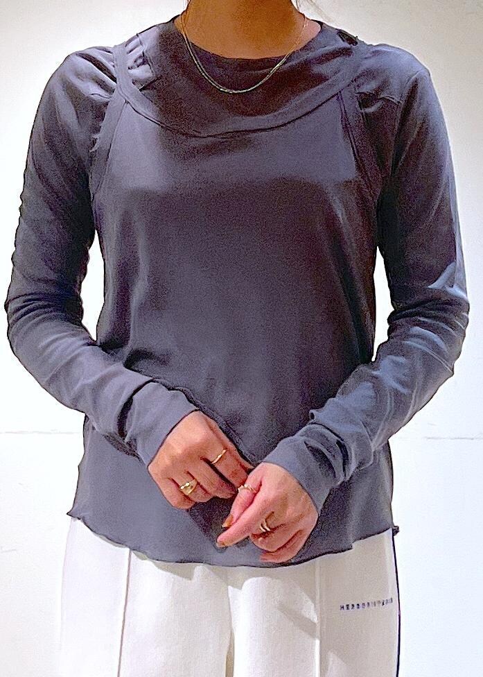 グレー系のTシャツ/カットソー、ホワイト系のブルゾン、ホワイト系のその他パンツを着用したレディースの冬コーディネートの5枚目の写真