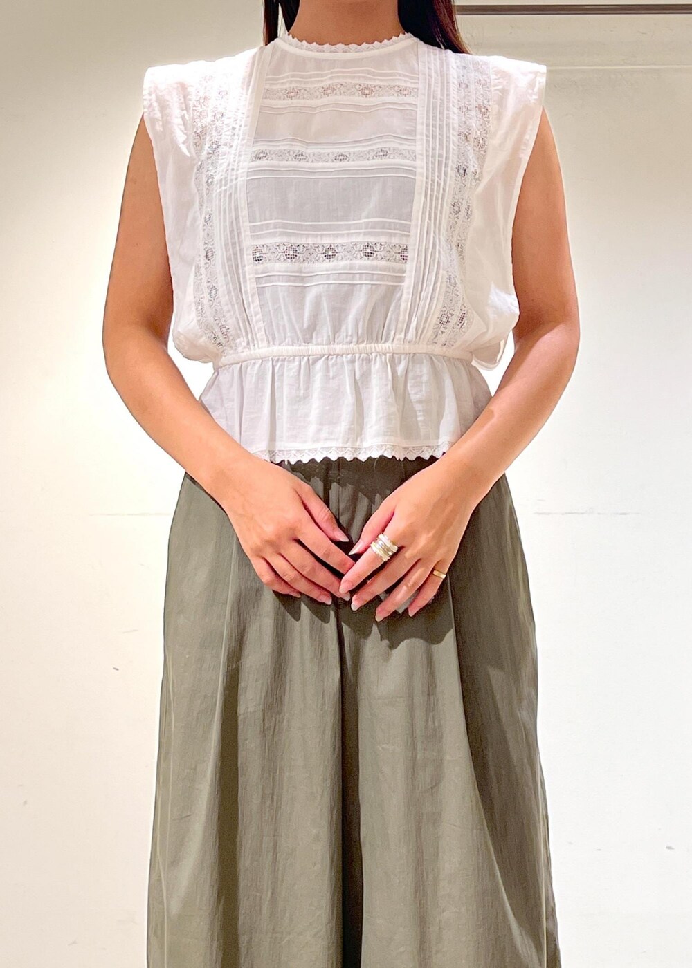 ブラック系のサンダル、グリーン系のその他パンツ、ホワイト系のシャツ/ブラウスを着用したレディースの夏コーディネートの4枚目の写真