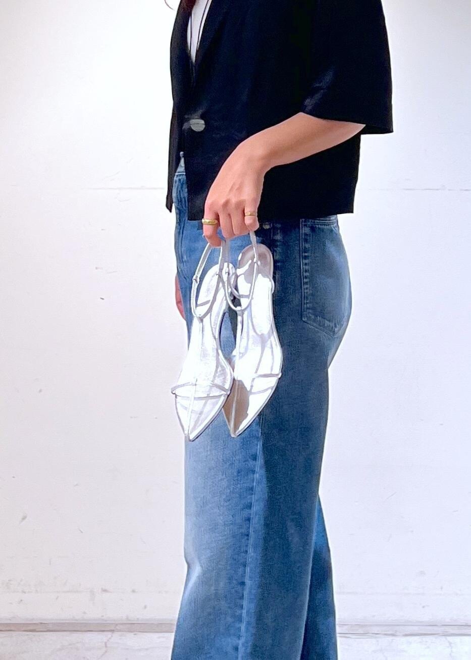 ブルー系のデニムパンツ、シルバー系のサンダル、ホワイト系のかごバッグを着用したレディースの夏コーディネートの7枚目の写真