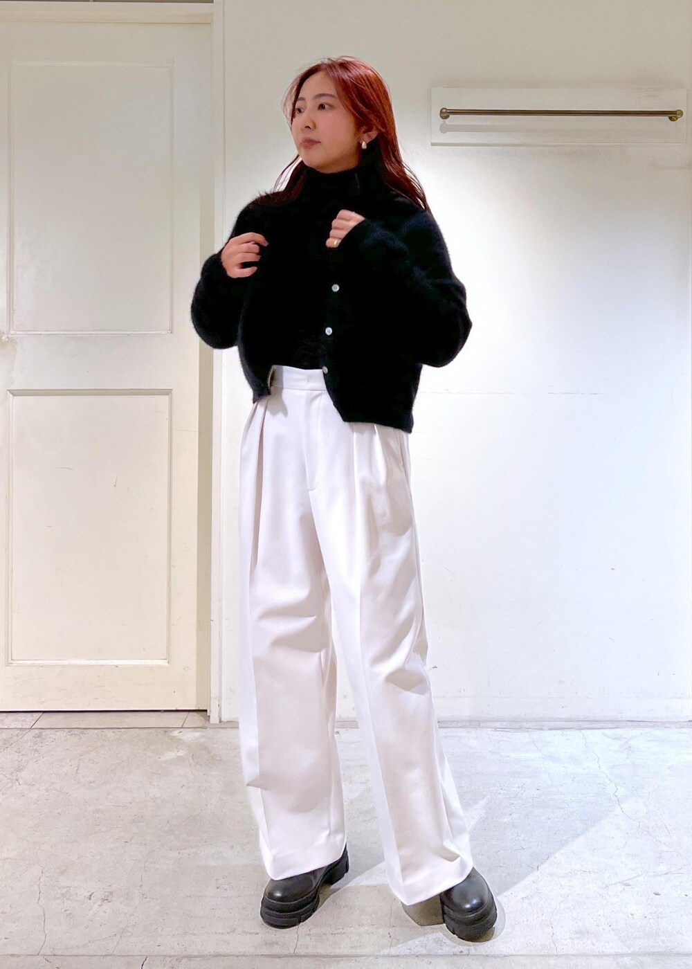 ホワイト系のその他パンツ、ブラック系のブーツ、ブラック系のニット/セーターを着用したレディースの秋コーディネートの4枚目の写真