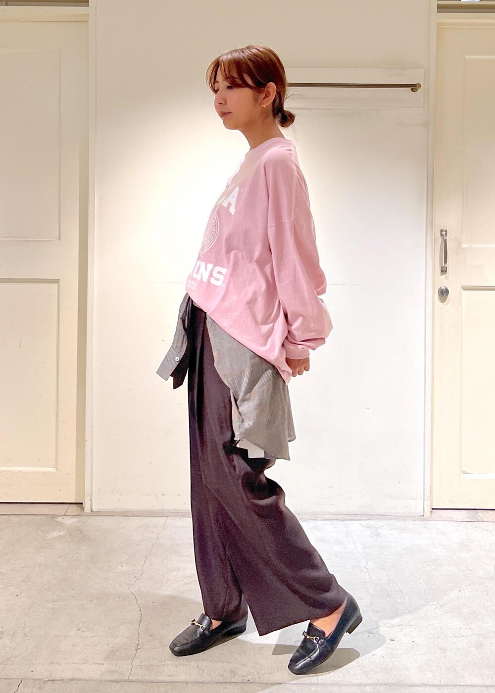 ブラック系のシャツ/ブラウス、ピンク系のTシャツ/カットソー、ブラウン系のスラックスを着用したレディースの秋コーディネートの3枚目の写真