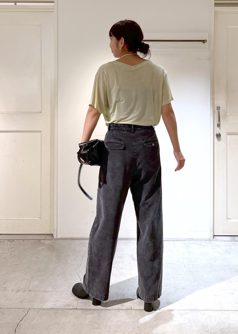 グレー系のその他パンツ、ブラック系のショルダーバッグ、ブラック系のブーツを着用したレディースの夏コーディネートの4枚目の写真