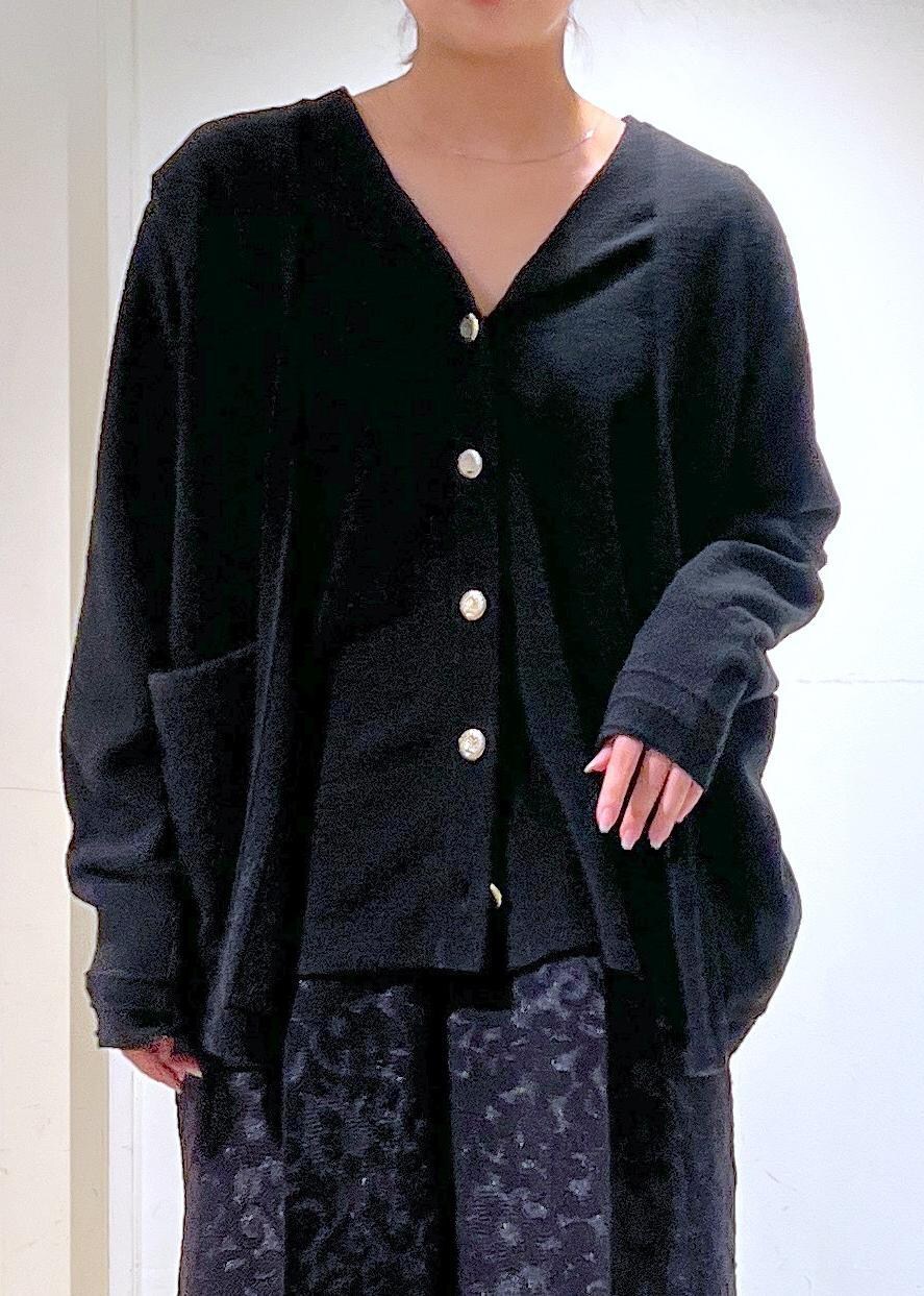 ブラック系のチェスターコート、ブラック系のブーツ、ブラック系のその他パンツを着用したレディースの冬コーディネートの5枚目の写真