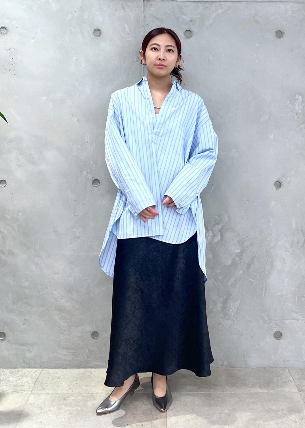 ブルー系のシャツ/ブラウス、ブラック系のスカート、ブラウン系のショルダーバッグを着用したレディースの夏コーディネートの4枚目の写真