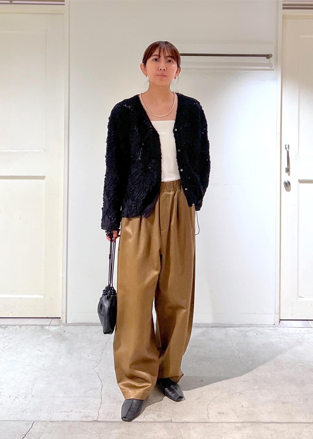 ブラック系のその他シューズ、グリーン系のその他パンツ、ブラック系のショルダーバッグを着用したレディースの夏コーディネートの2枚目の写真