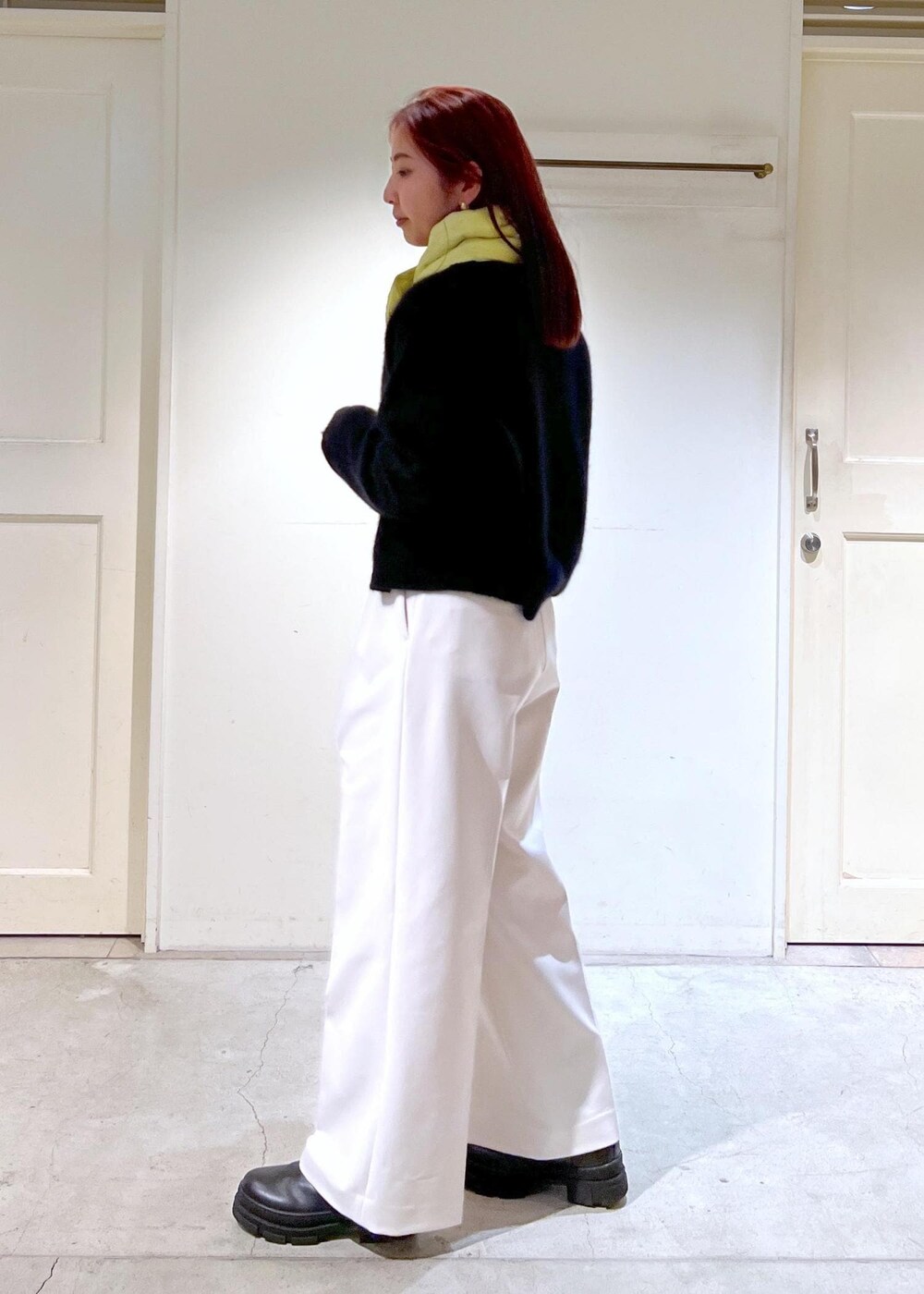 ホワイト系のその他パンツ、ブラック系のブーツ、ブラック系のニット/セーターを着用したレディースの秋コーディネートの3枚目の写真