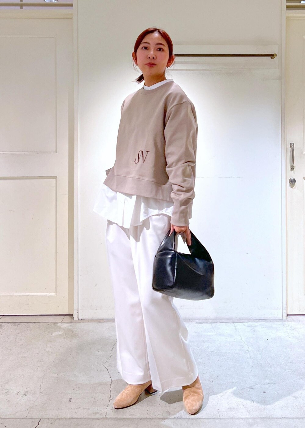 ホワイト系のシャツ/ブラウス、ブラック系のハンドバッグ、ブラウン系のブーツを着用したレディースの冬コーディネートの3枚目の写真