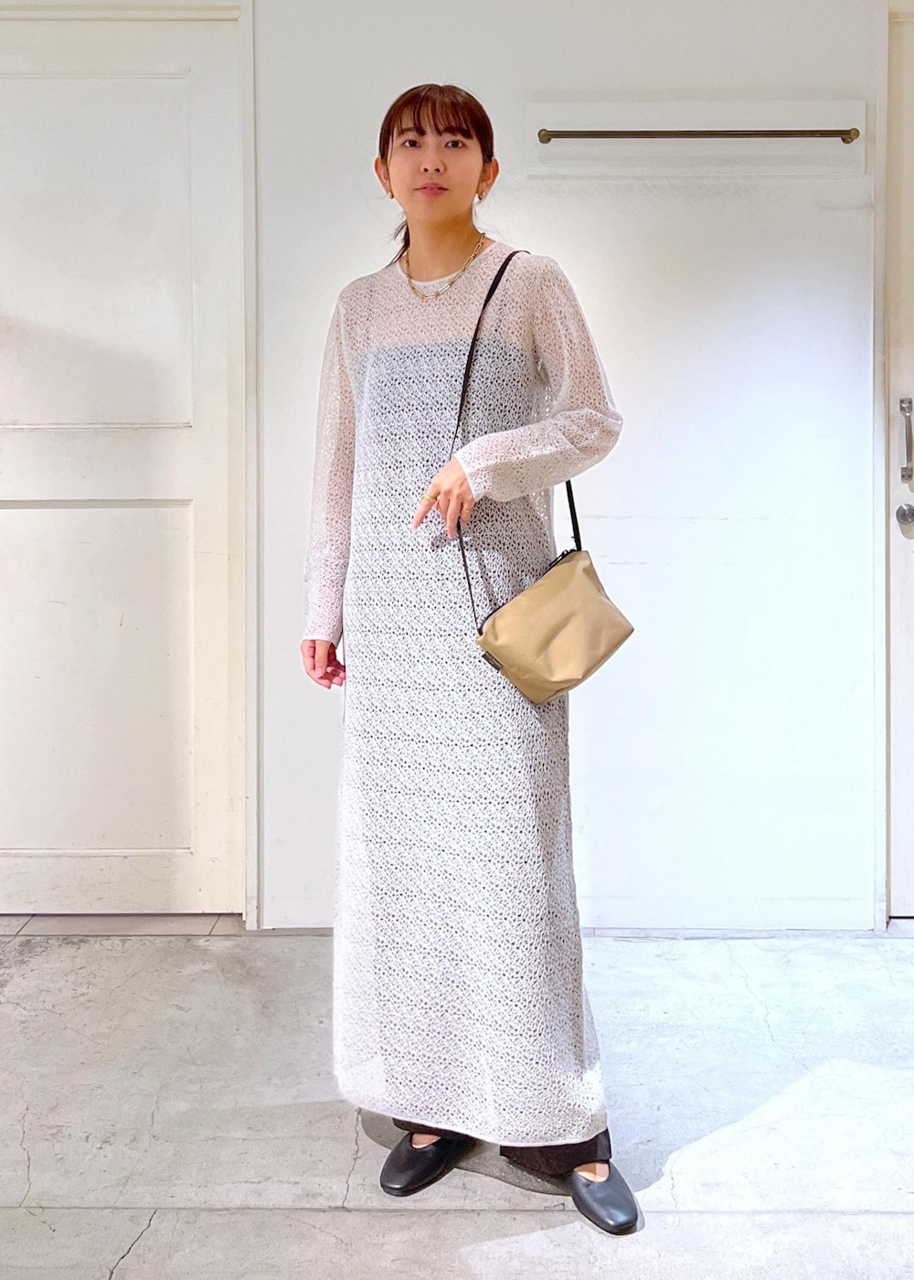 ブラウン系のその他パンツ、ブラック系のパンプス、グレー系のワンピースを着用したレディースの秋コーディネートの2枚目の写真