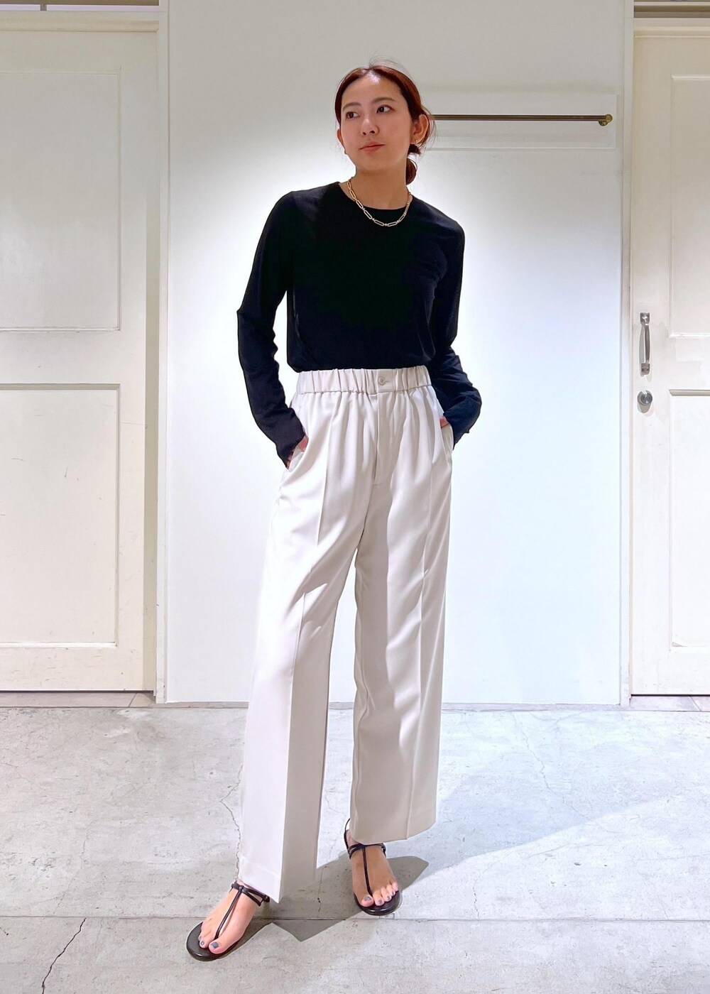 ブラック系のサンダル、ブラック系のタンクトップ、ブラック系のTシャツ/カットソーを着用したレディースの夏コーディネートの5枚目の写真