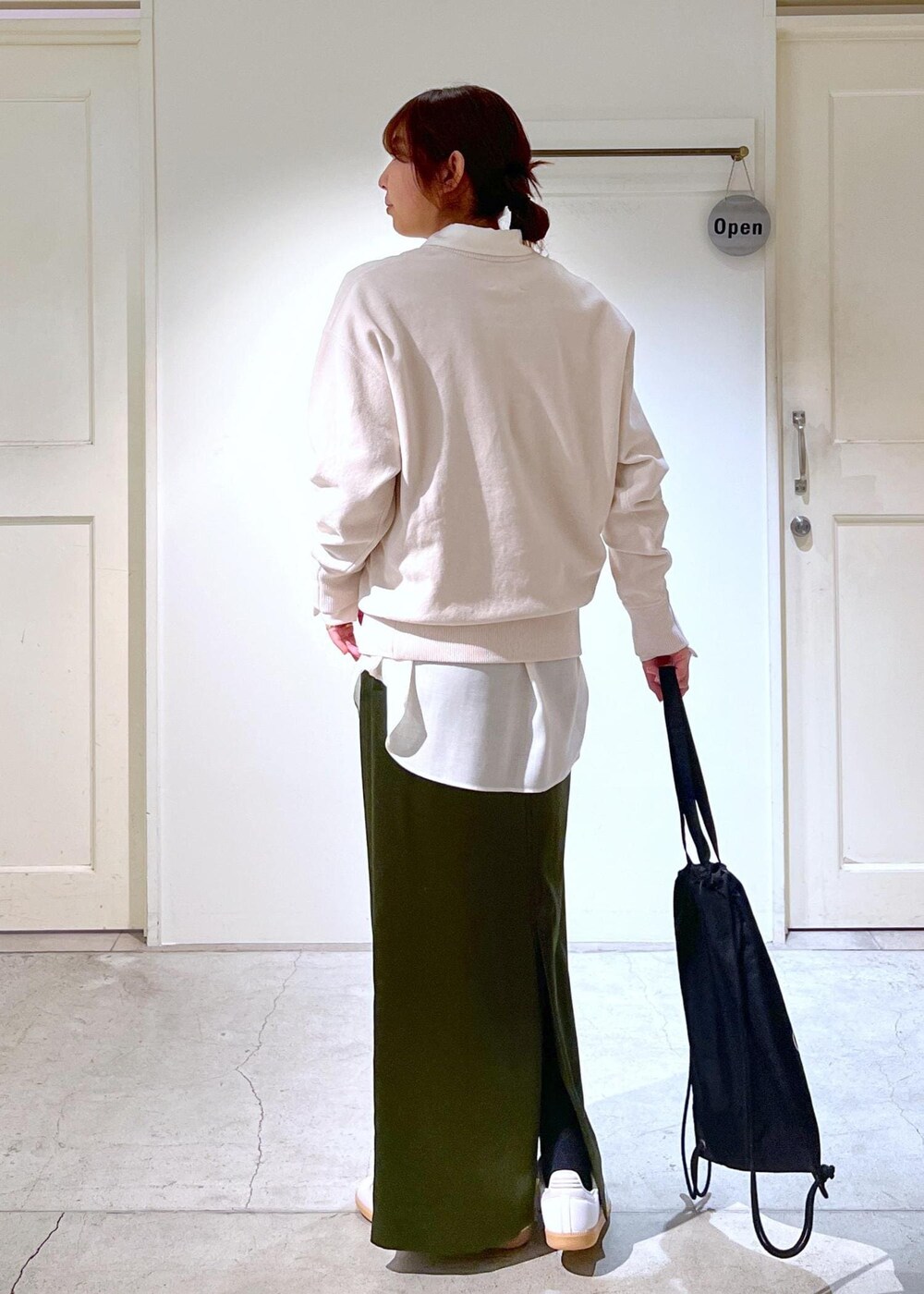 グリーン系のスカート、ホワイト系のシャツ/ブラウス、ホワイト系のスウェットを着用したレディースの冬コーディネートの4枚目の写真