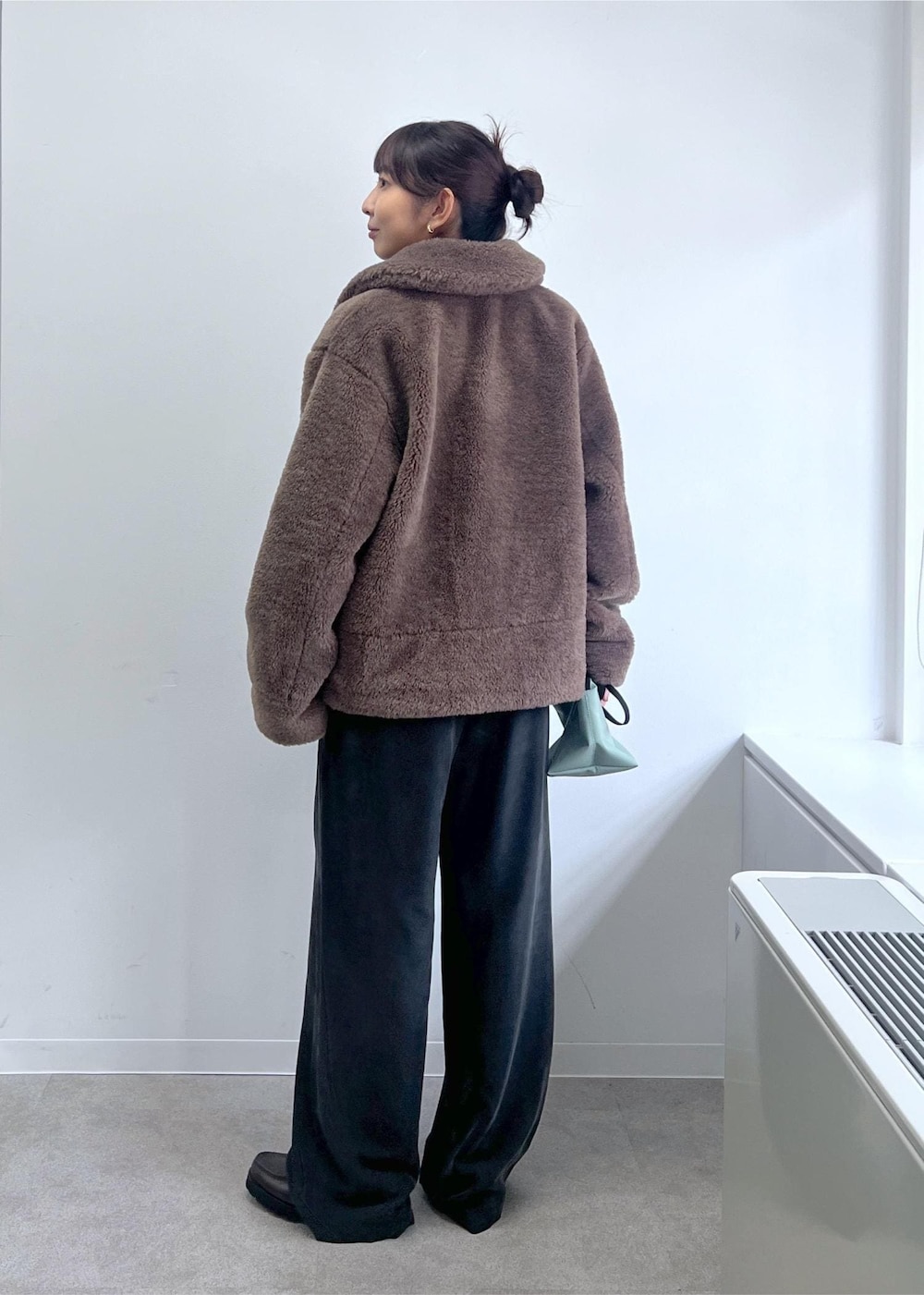 ブラウン系のローファー、ブラック系のその他パンツ、ブラウン系のブルゾンを着用したレディースの秋コーディネートの4枚目の写真