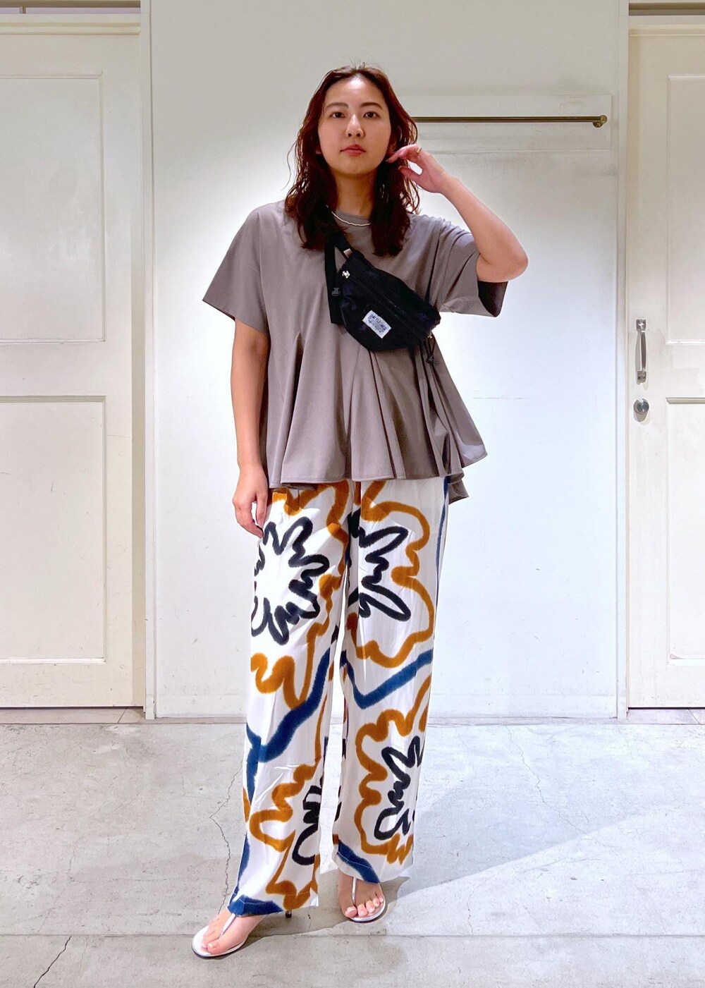 シルバー系のサンダル、グレー系のTシャツ/カットソーを着用したレディースの春コーディネートの2枚目の写真