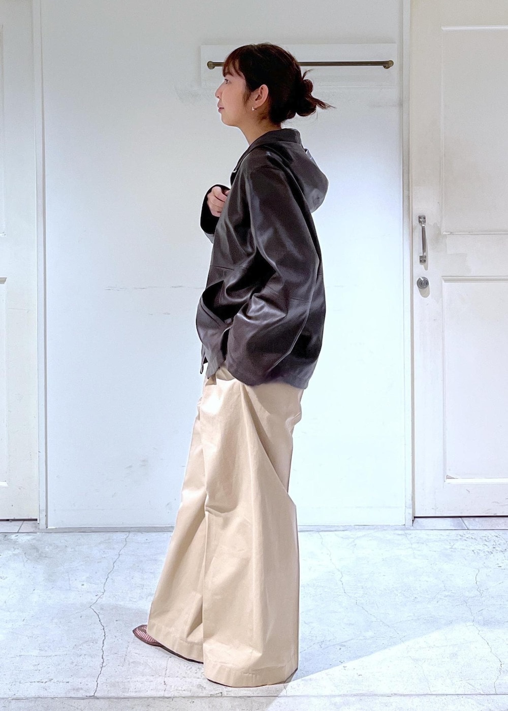 ブラウン系のローファー、ベージュ系のショルダーバッグ、ブラウン系のブルゾンを着用したレディースの冬コーディネートの5枚目の写真