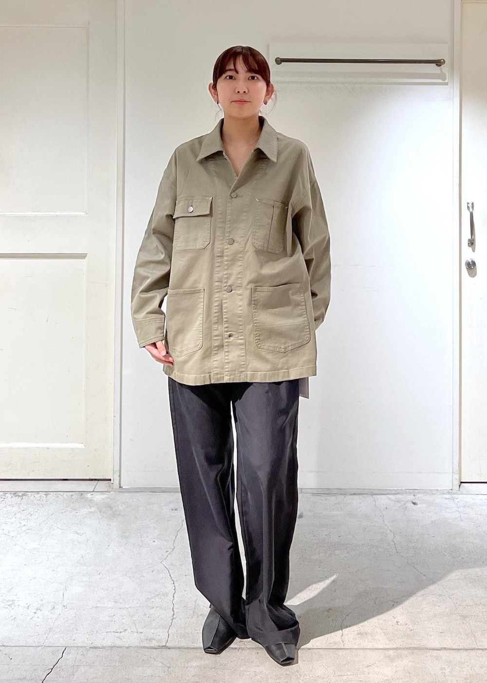 ブラック系のショルダーバッグ、ブラック系のその他シューズ、ブラック系のその他パンツを着用したレディースの春コーディネートの3枚目の写真