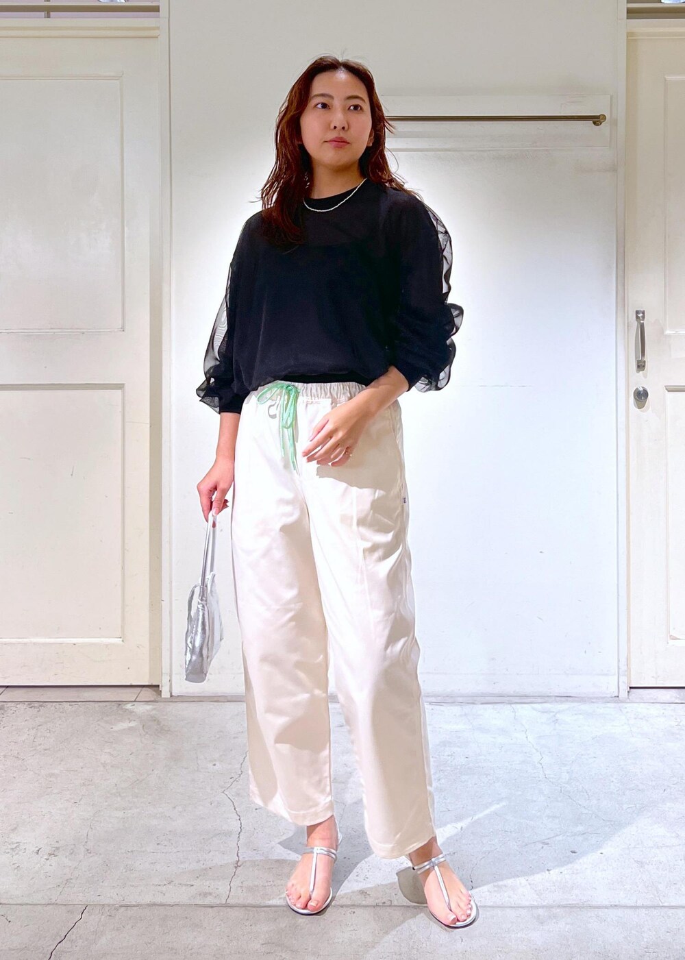 ブラック系のチューブトップ、シルバー系のサンダル、ブラック系のTシャツ/カットソーを着用したレディースの春コーディネートの2枚目の写真