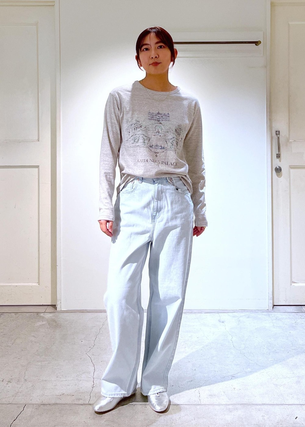 シルバー系のその他シューズ、ブルー系のデニムパンツ、ホワイト系のキャミソールを着用したレディースの冬コーディネートの6枚目の写真