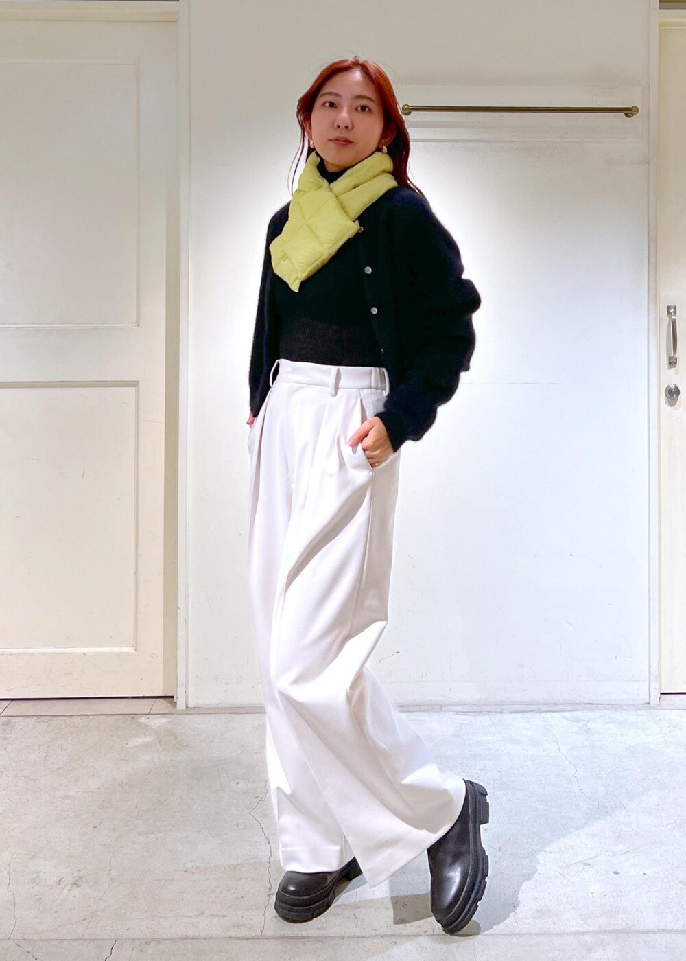 ホワイト系のその他パンツ、ブラック系のブーツ、ブラック系のニット/セーターを着用したレディースの秋コーディネートの2枚目の写真