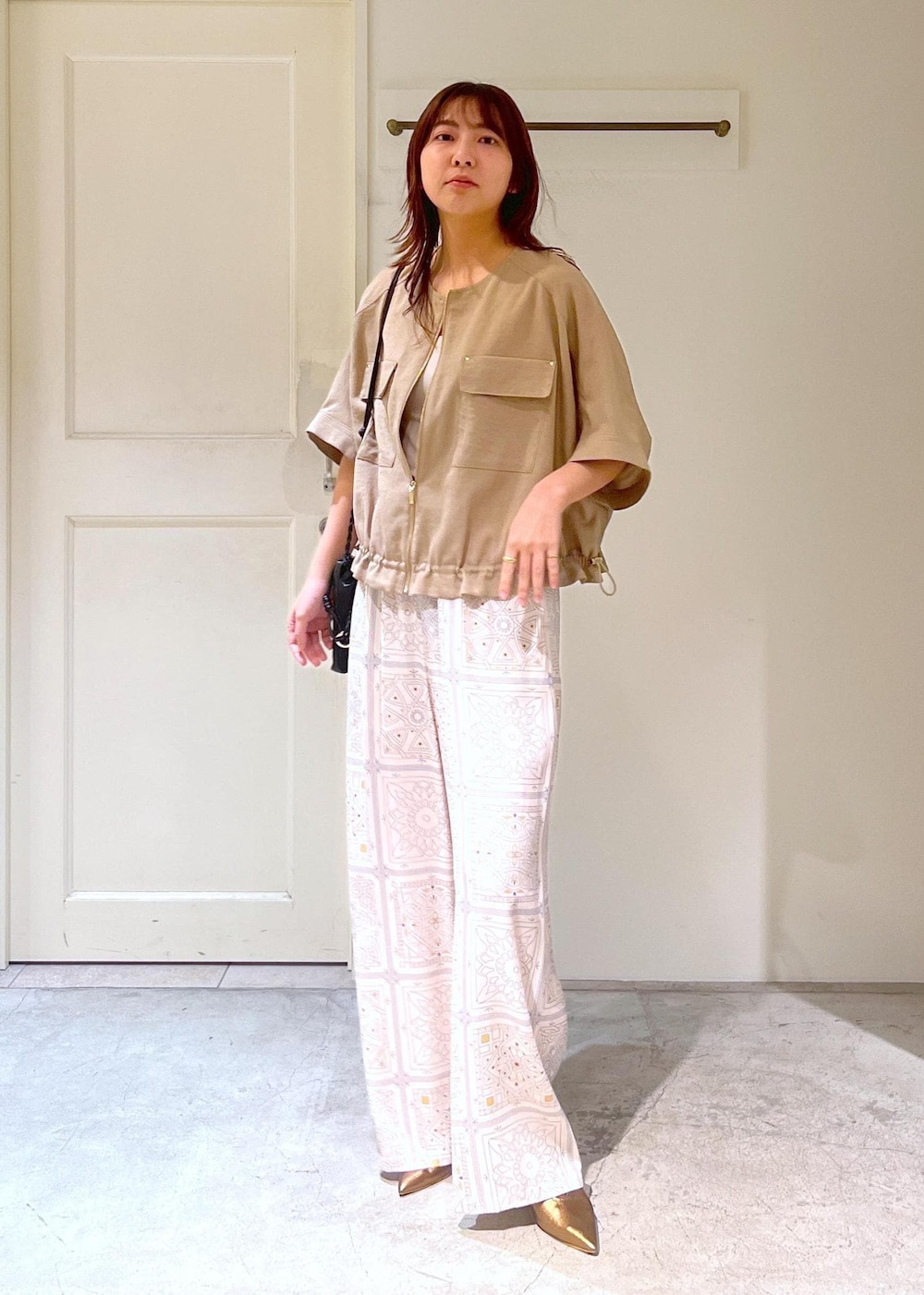 ブラック系のショルダーバッグ、その他のパンプス、ベージュ系のその他パンツを着用したレディースの春コーディネートの3枚目の写真