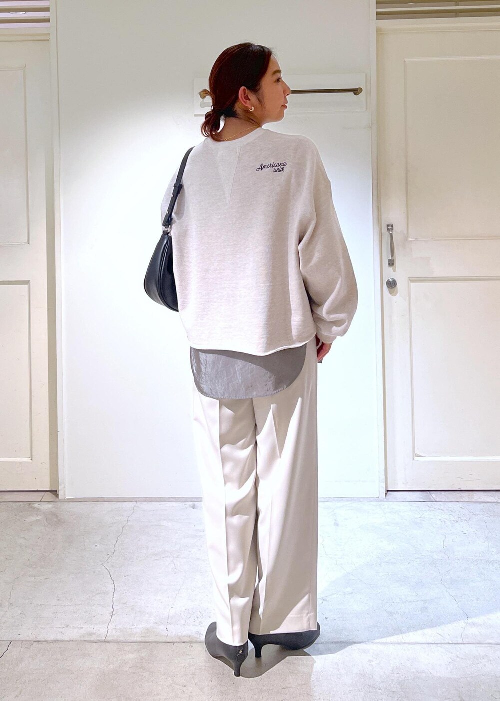 「Americana、イージーパンツ、ベージュ、オフホワイト、ワイドパンツ、ブラウス、グレー、シアー、スカーフ、ストール、THROW、スロー、ブラック、REMME、レメ」｜「SALON adam et rope'の【REMME（レメ）】アンクルブーツ 5センチピンヒール（ブーツ、ブラック系）」を使った、EBATAさん（レディース・162cm）の冬コーディネートの6枚目の写真