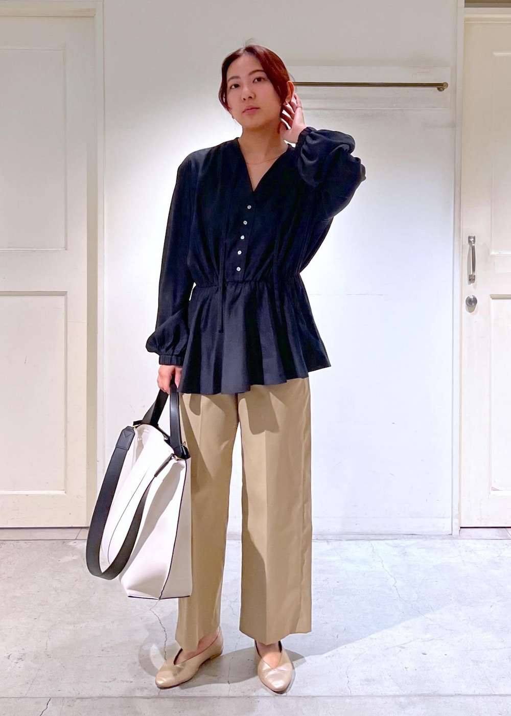 ホワイト系のトートバッグ、ベージュ系のその他パンツ、ブラック系のシャツ/ブラウスを着用したレディースの春コーディネートの4枚目の写真