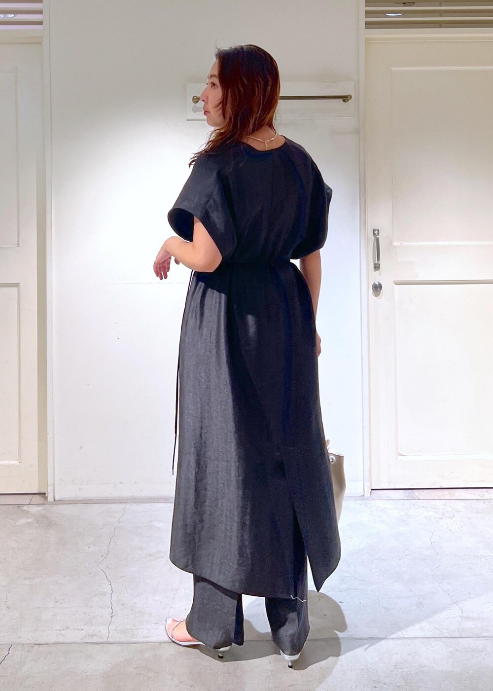 ホワイト系のチューブトップ、シルバー系のサンダル、ホワイト系のショルダーバッグを着用したレディースの春コーディネートの2枚目の写真