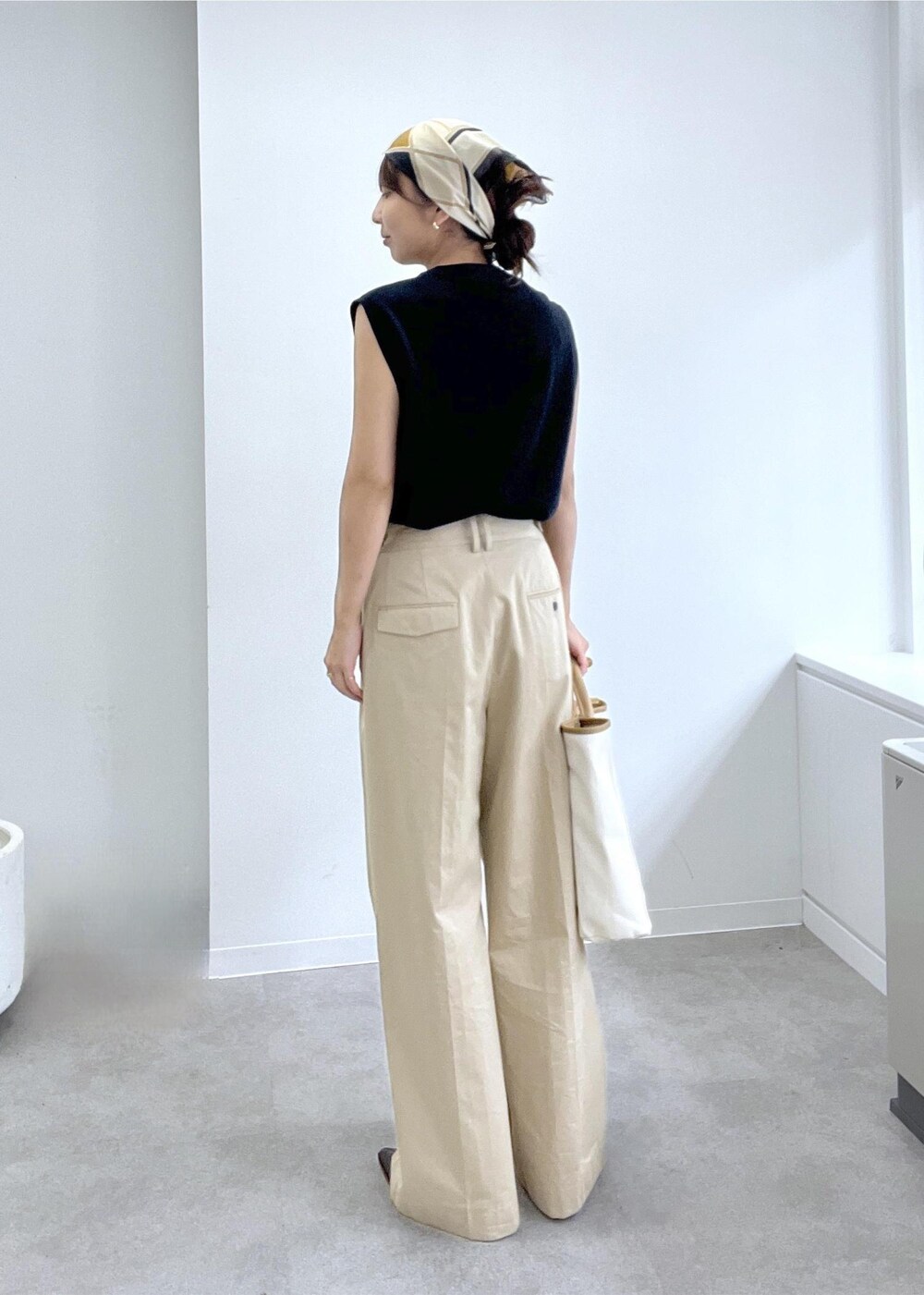 ベージュ系のその他パンツ、ブルー系のベスト、ブラウン系のその他シューズを着用したレディースの夏コーディネートの3枚目の写真