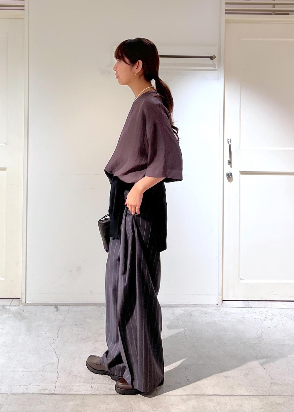 ブラウン系のシャツ/ブラウス、グレー系のその他パンツ、ブラック系のカーディガン/ボレロを着用したレディースの夏コーディネートの3枚目の写真