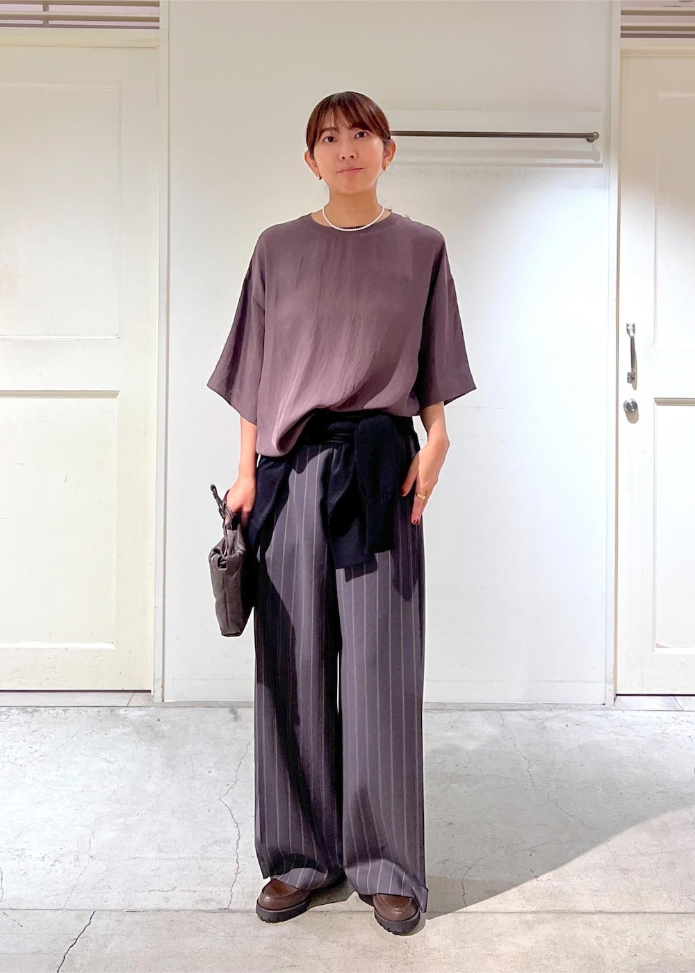 ブラウン系のシャツ/ブラウス、グレー系のその他パンツ、ブラック系のカーディガン/ボレロを着用したレディースの夏コーディネートの2枚目の写真
