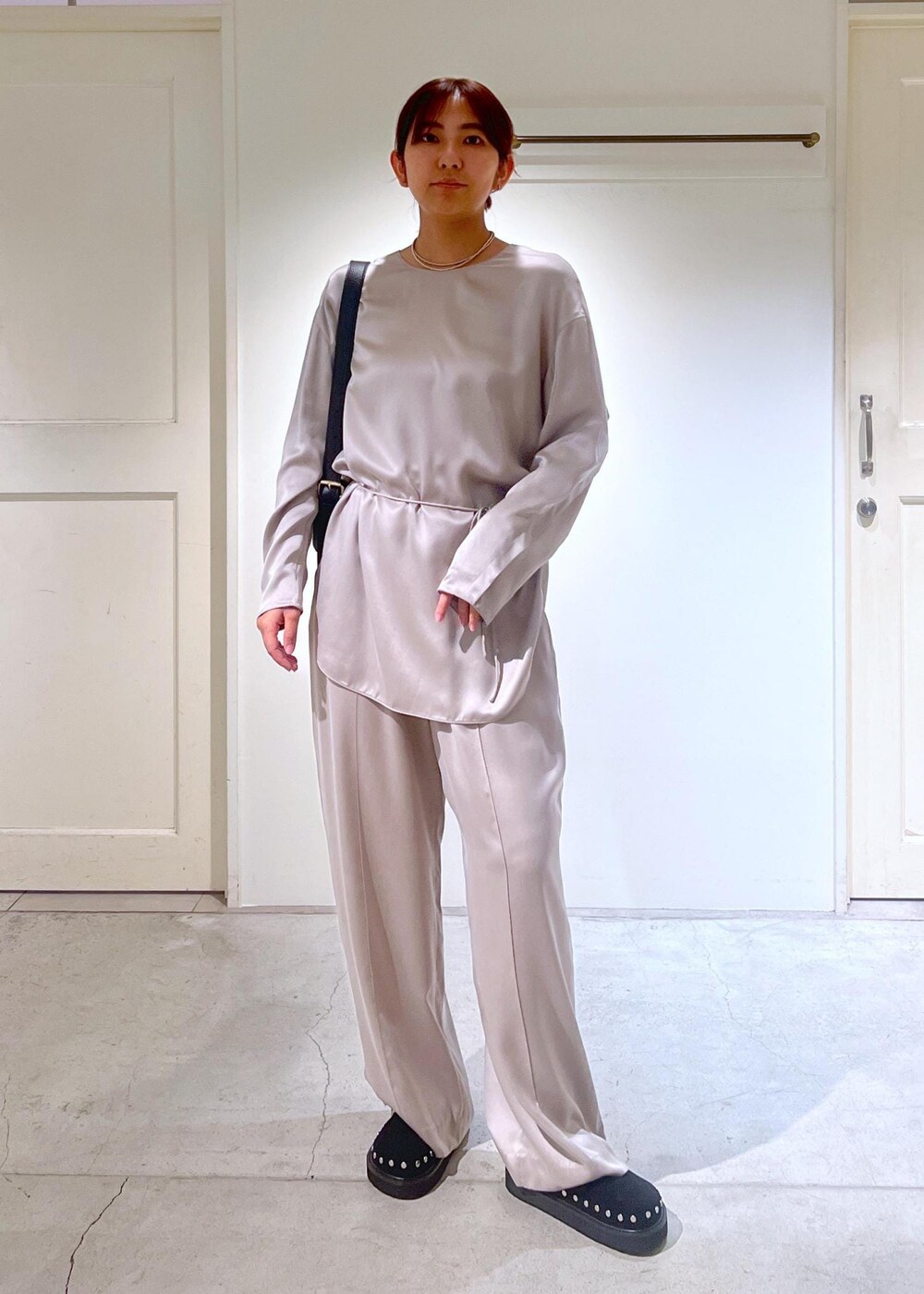 グレー系のその他パンツ、グレー系のシャツ/ブラウス、ブラック系のショルダーバッグを着用したレディースの秋コーディネートの3枚目の写真