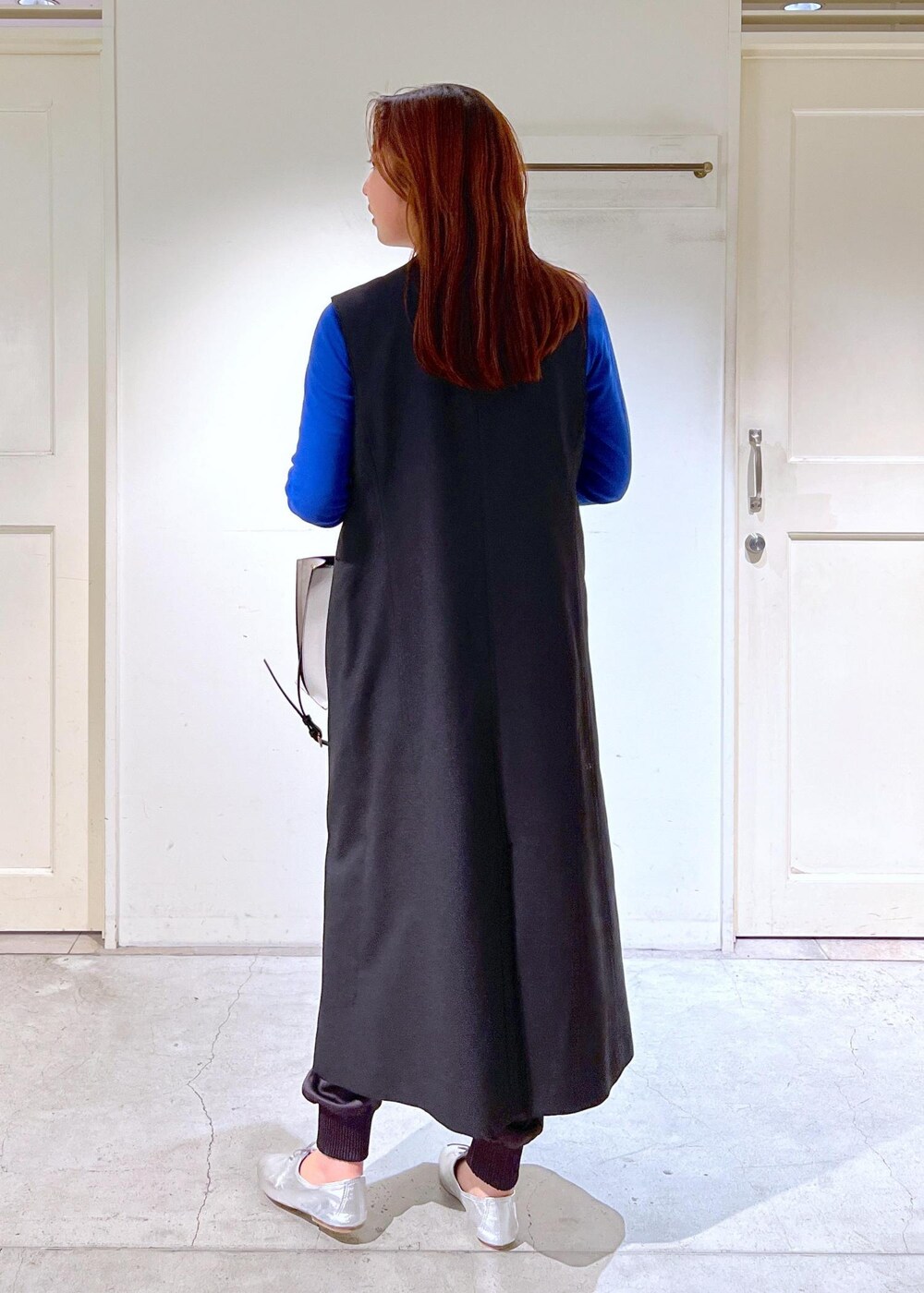 シルバー系のその他シューズ、ブラック系のジャンパースカート、グレー系のその他パンツを着用したレディースの春コーディネートの3枚目の写真