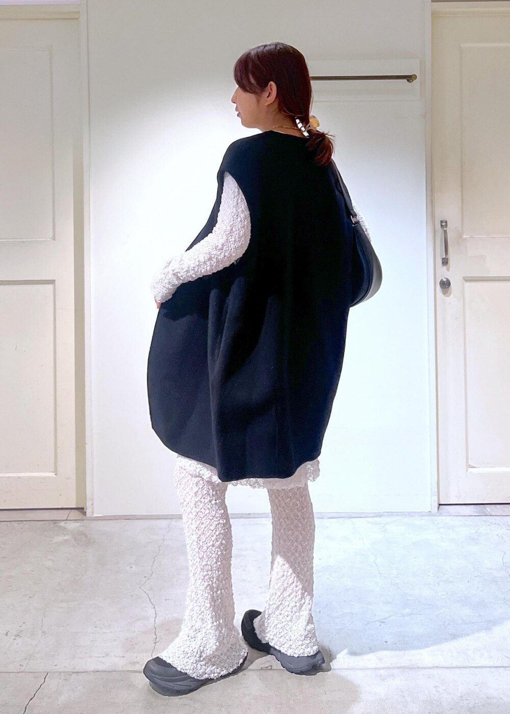 グレー系のワンピース、ブラック系のベスト、グレー系のその他パンツを着用したレディースの秋コーディネートの5枚目の写真