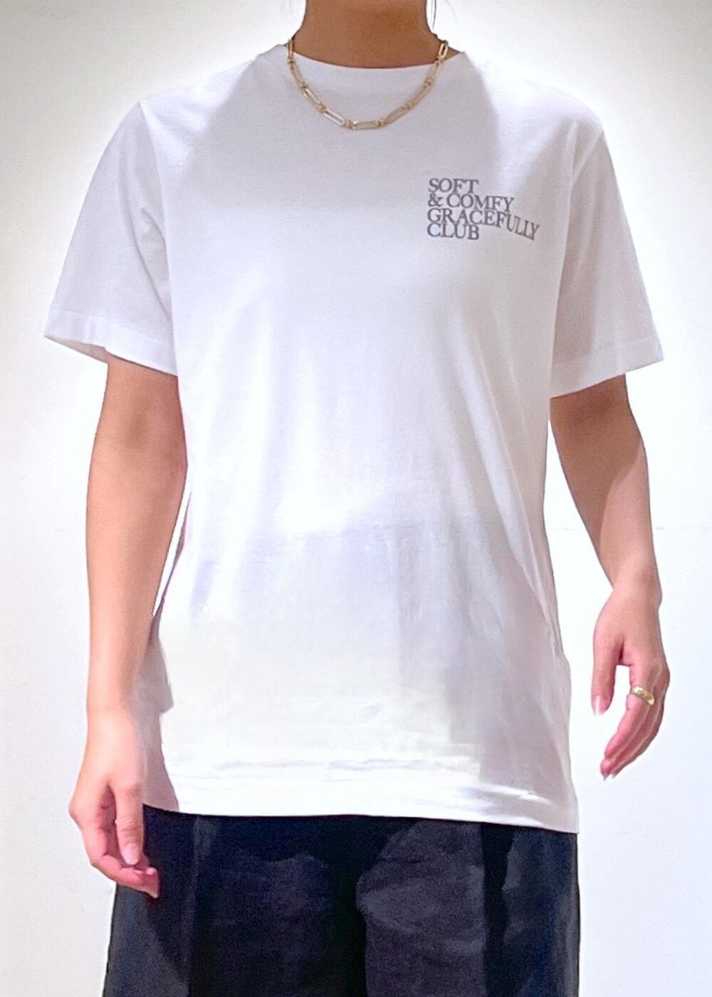 ブラック系のサンダル、ホワイト系のTシャツ/カットソー、ベージュ系のかごバッグを着用したレディースの春コーディネートの8枚目の写真