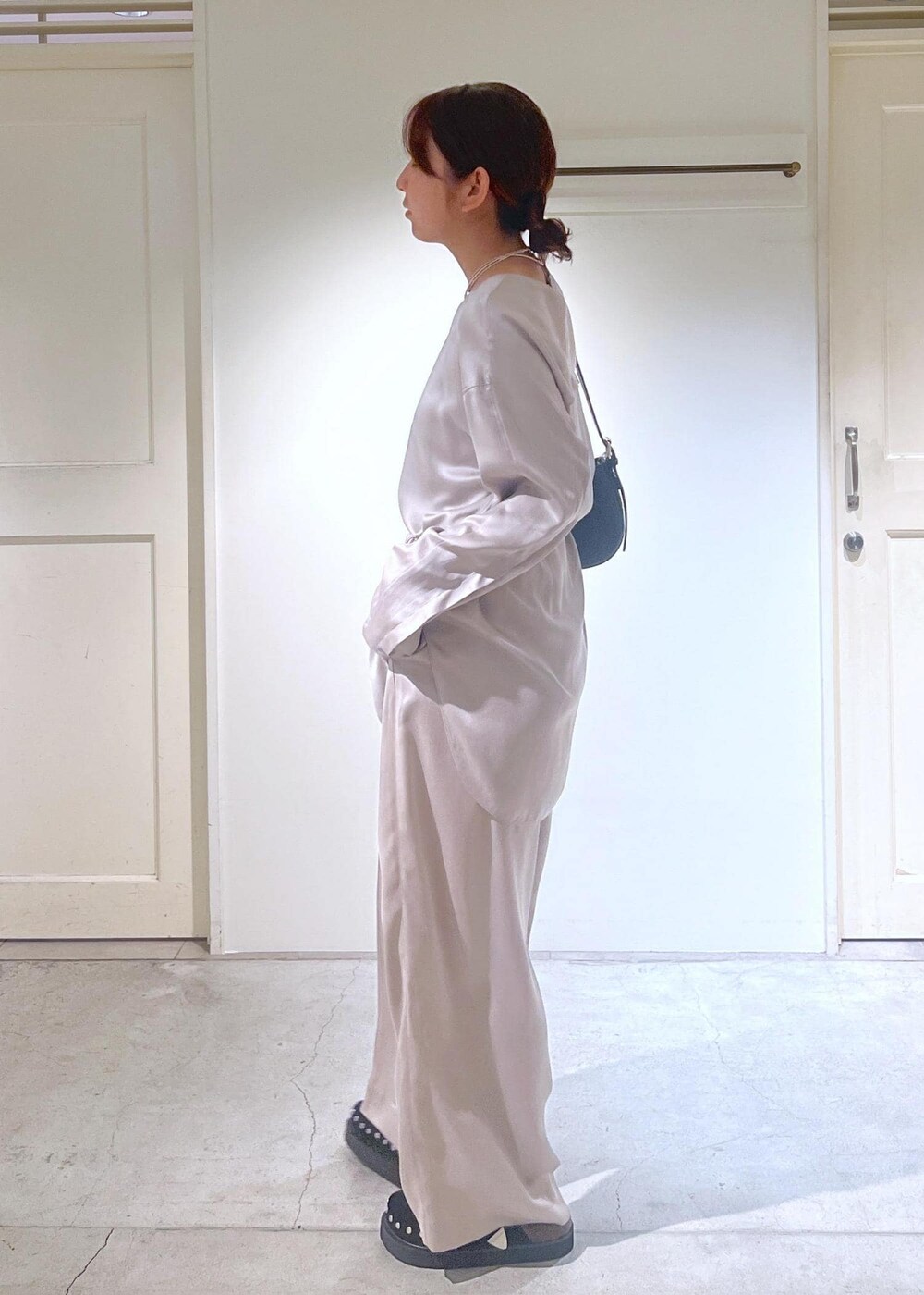 グレー系のその他パンツ、グレー系のシャツ/ブラウス、ブラック系のショルダーバッグを着用したレディースの秋コーディネートの6枚目の写真