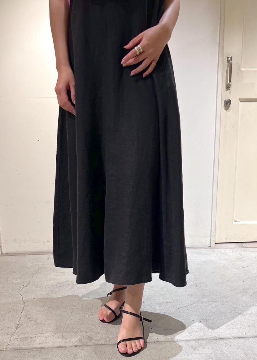 ブラック系のサンダル、ブラック系のワンピース、ピンク系のシャツ/ブラウスを着用したレディースの夏コーディネートの5枚目の写真