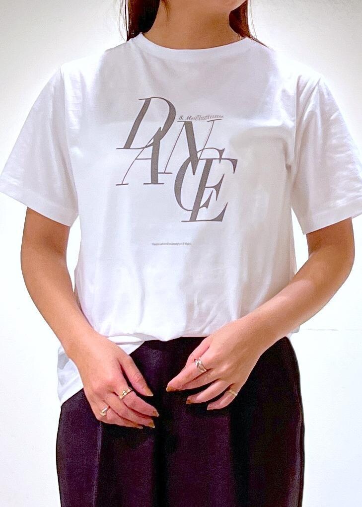 グレー系のその他パンツ、ブラック系のショルダーバッグ、ホワイト系のTシャツ/カットソーを着用したレディースの春コーディネートの6枚目の写真