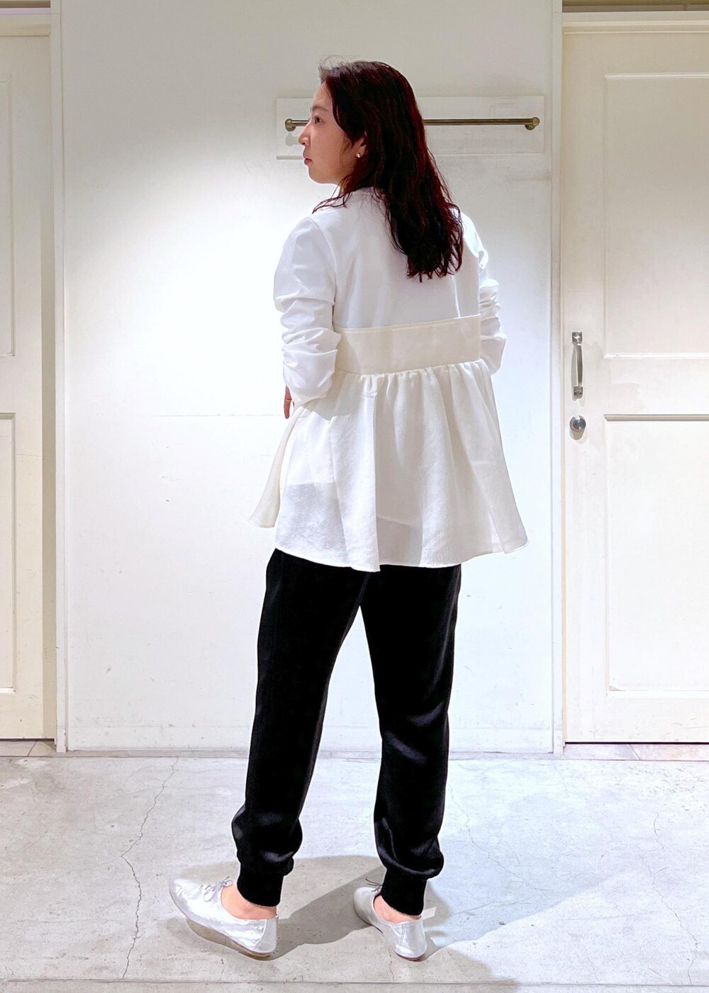ブラック系のその他パンツ、シルバー系のその他シューズ、ホワイト系のTシャツ/カットソーを着用したレディースの春コーディネートの2枚目の写真