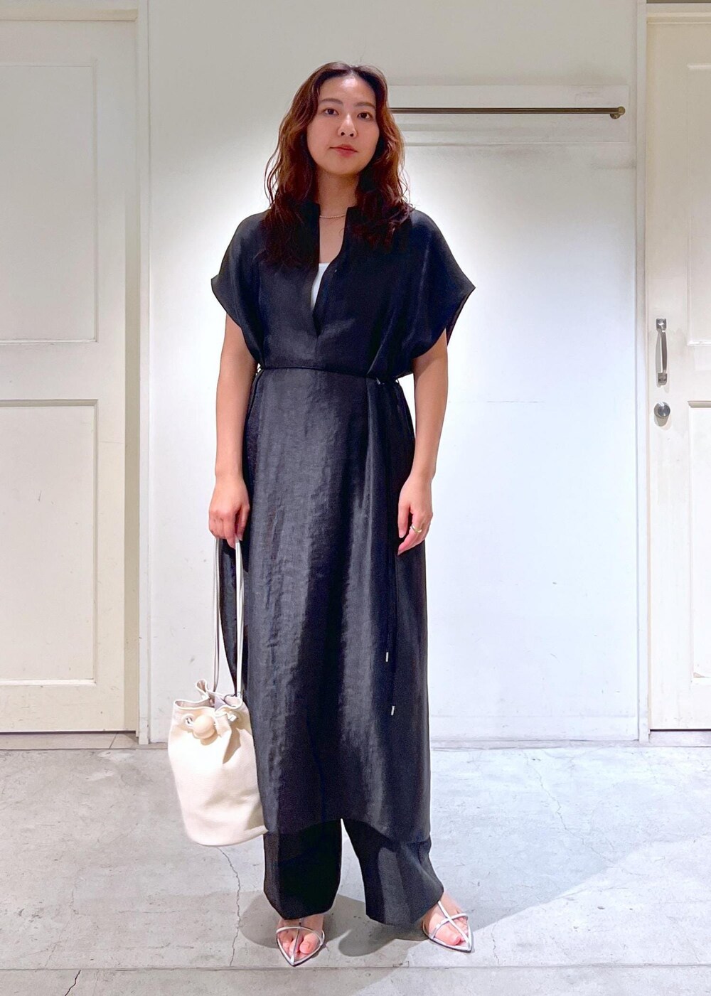 ホワイト系のチューブトップ、シルバー系のサンダル、ホワイト系のショルダーバッグを着用したレディースの春コーディネートの4枚目の写真