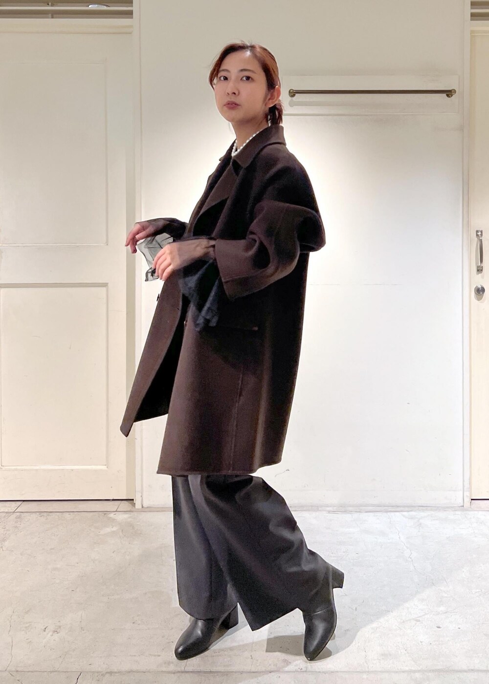 「チュール、リブ、クルーネック、ブラック、トップス、タックパンツ、Pコート、コート、ウールコート、ブラウン、ブーツ、ショートブーツ、REMME、レメ、ヒール」｜「SALON adam et rope'のピュアラムウールリバーリラックスハーフPコート（ピーコート、ブラウン系）」を使った、EBATAさん（レディース・162cm）の秋コーディネートの4枚目の写真