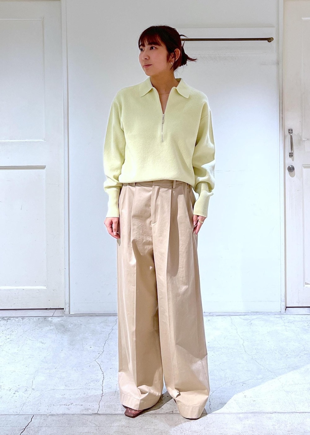 ブラウン系のローファー、ベージュ系のショルダーバッグ、ブラウン系のブルゾンを着用したレディースの冬コーディネートの3枚目の写真