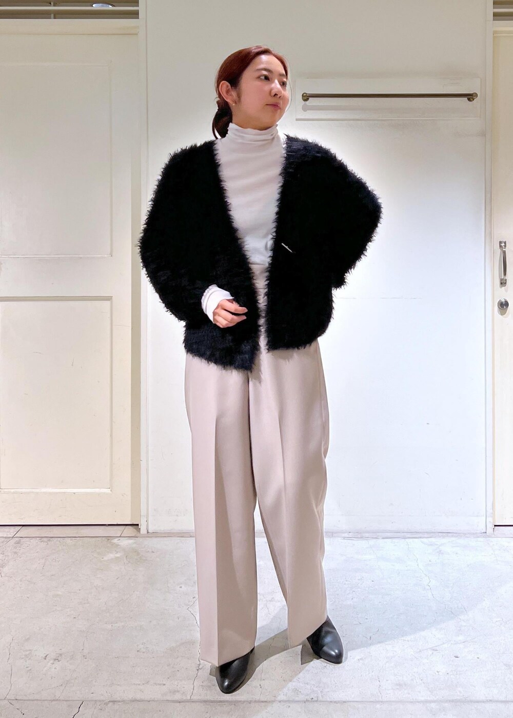 「チュール、ファー、Ｖネック、カーディガン、Ｖネックカーディガン、シアー、ハイネック、トップス、シアートップス、パンツ、ハイウェスト、ベージュ、ブラック、ホワイト、オレンジ」｜「SALON adam et rope'のシアーハイネックロングスリーブTシャツ（Tシャツ/カットソー、ホワイト系）」を使った、EBATAさん（レディース・162cm）の秋コーディネートの2枚目の写真