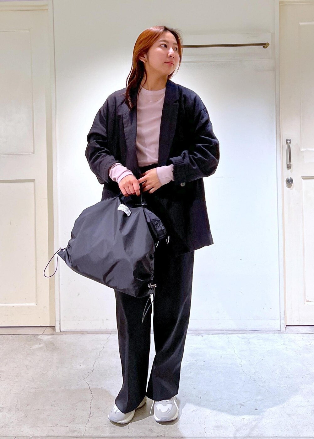 ブラック系のその他パンツ、パープル系のTシャツ/カットソー、ブラック系のテーラードジャケットを着用したレディースの春コーディネートの3枚目の写真