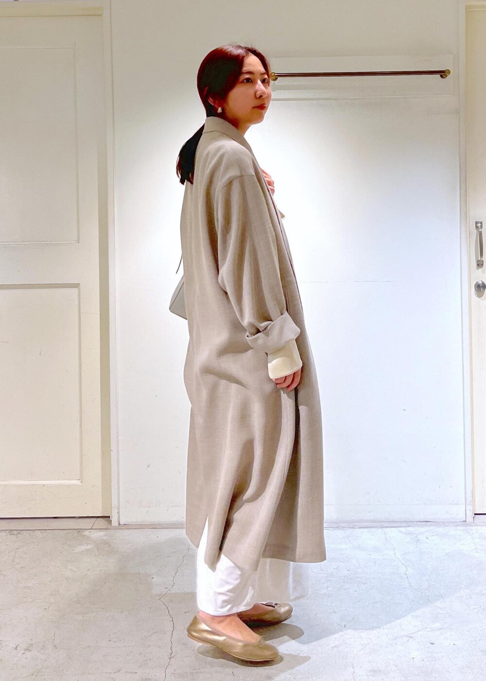 「UP + LIKE LINEN、セットアップ、ジャケット、リネンライク、ガウンコード、レースジレ、レースベスト、ジレ、ベスト、シルク、シャツ、シルクシャツ、ウォッシャブル、ベロア、ベロアスカート」｜「SALON adam et rope'のウォッシャブルシルクオーバーシャツ【セットアップ対応】（シャツ/ブラウス、ベージュ系）」を使った、EBATAさん（レディース・162cm）の冬コーディネートの3枚目の写真