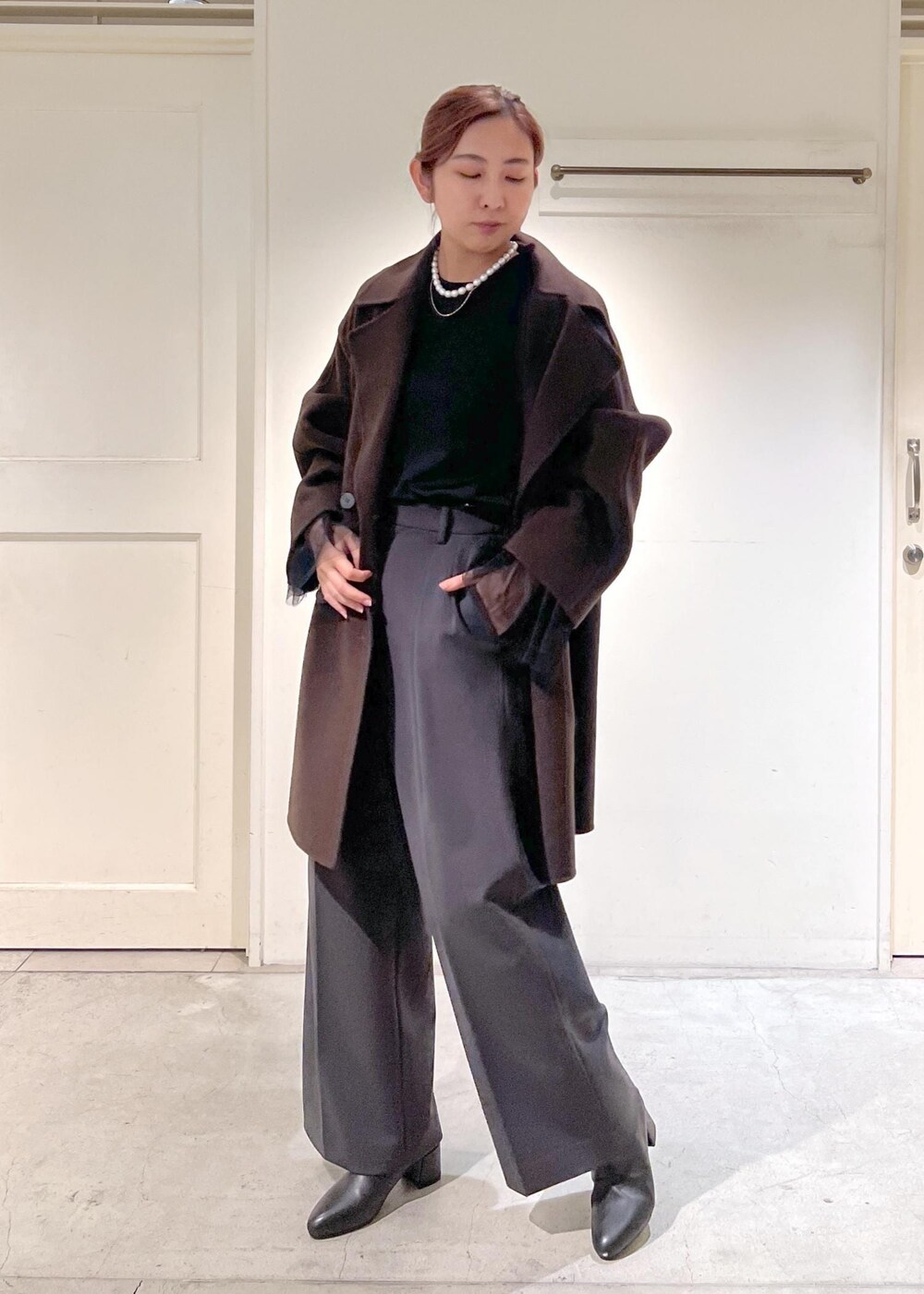「チュール、リブ、クルーネック、ブラック、トップス、タックパンツ、Pコート、コート、ウールコート、ブラウン、ブーツ、ショートブーツ、REMME、レメ、ヒール」｜「SALON adam et rope'のピュアラムウールリバーリラックスハーフPコート（ピーコート、ブラウン系）」を使った、EBATAさん（レディース・162cm）の秋コーディネートの3枚目の写真