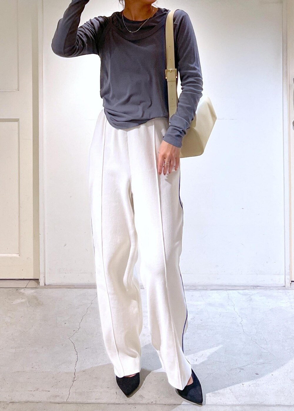 グレー系のTシャツ/カットソー、ホワイト系のブルゾン、ホワイト系のその他パンツを着用したレディースの冬コーディネートの3枚目の写真