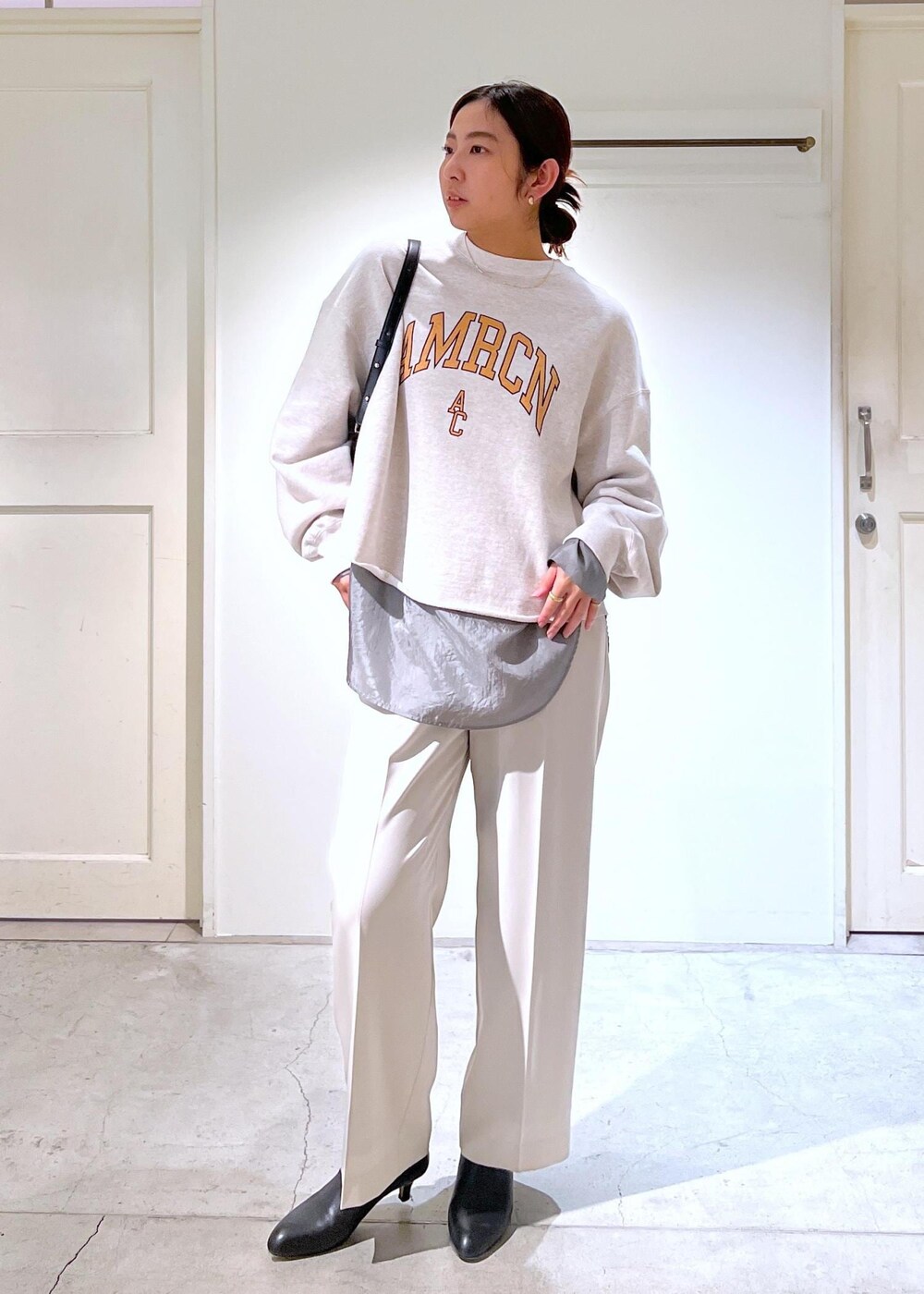 「Americana、イージーパンツ、ベージュ、オフホワイト、ワイドパンツ、ブラウス、グレー、シアー、スカーフ、ストール、THROW、スロー、ブラック、REMME、レメ」｜「SALON adam et rope'の【REMME（レメ）】アンクルブーツ 5センチピンヒール（ブーツ、ブラック系）」を使った、EBATAさん（レディース・162cm）の冬コーディネートの4枚目の写真