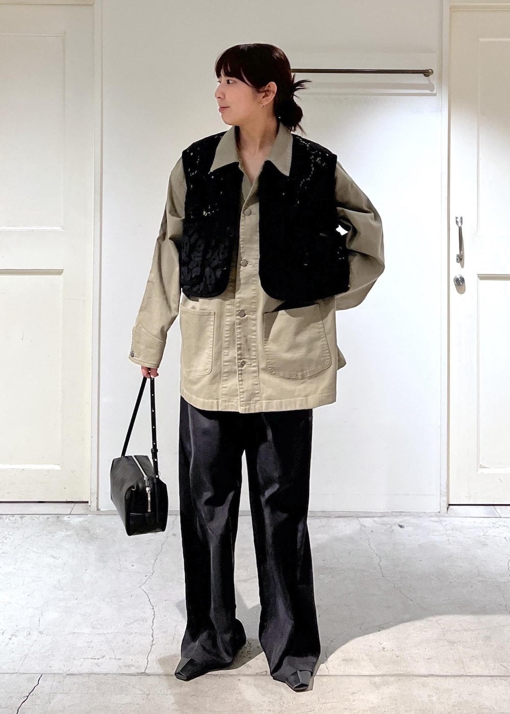 ブラック系のショルダーバッグ、ブラック系のその他シューズ、ブラック系のその他パンツを着用したレディースの春コーディネートの2枚目の写真