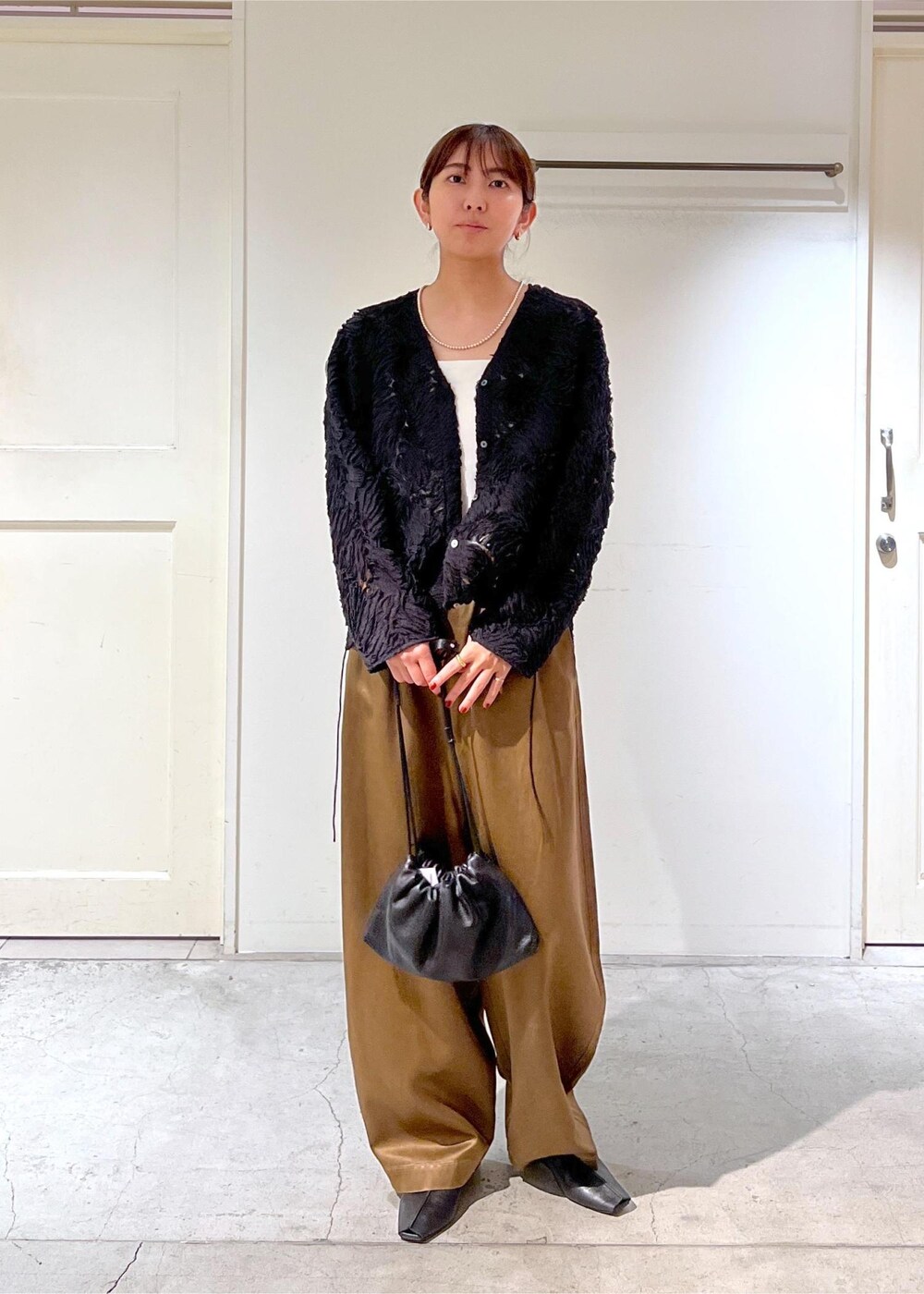 ブラック系のその他シューズ、グリーン系のその他パンツ、ブラック系のショルダーバッグを着用したレディースの夏コーディネートの3枚目の写真